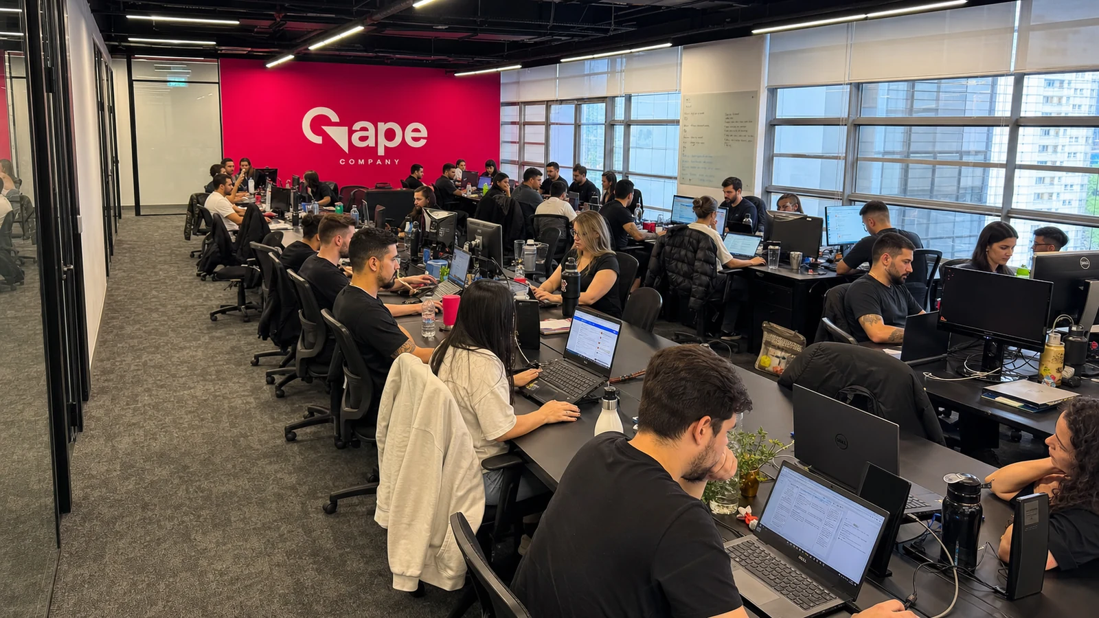 Equipe da Gape Company trabalhando na operação de e-commerce