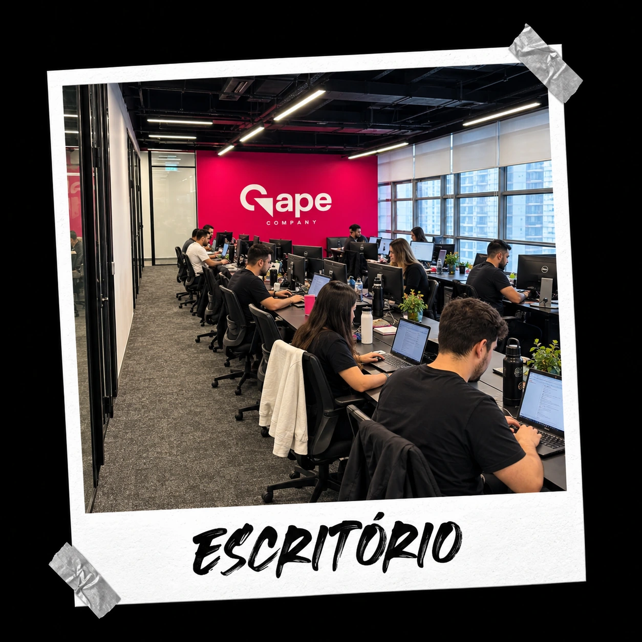 Escritório: equipe trabalhando no espaço da Gape Company, em uma foto com moldura e fitas