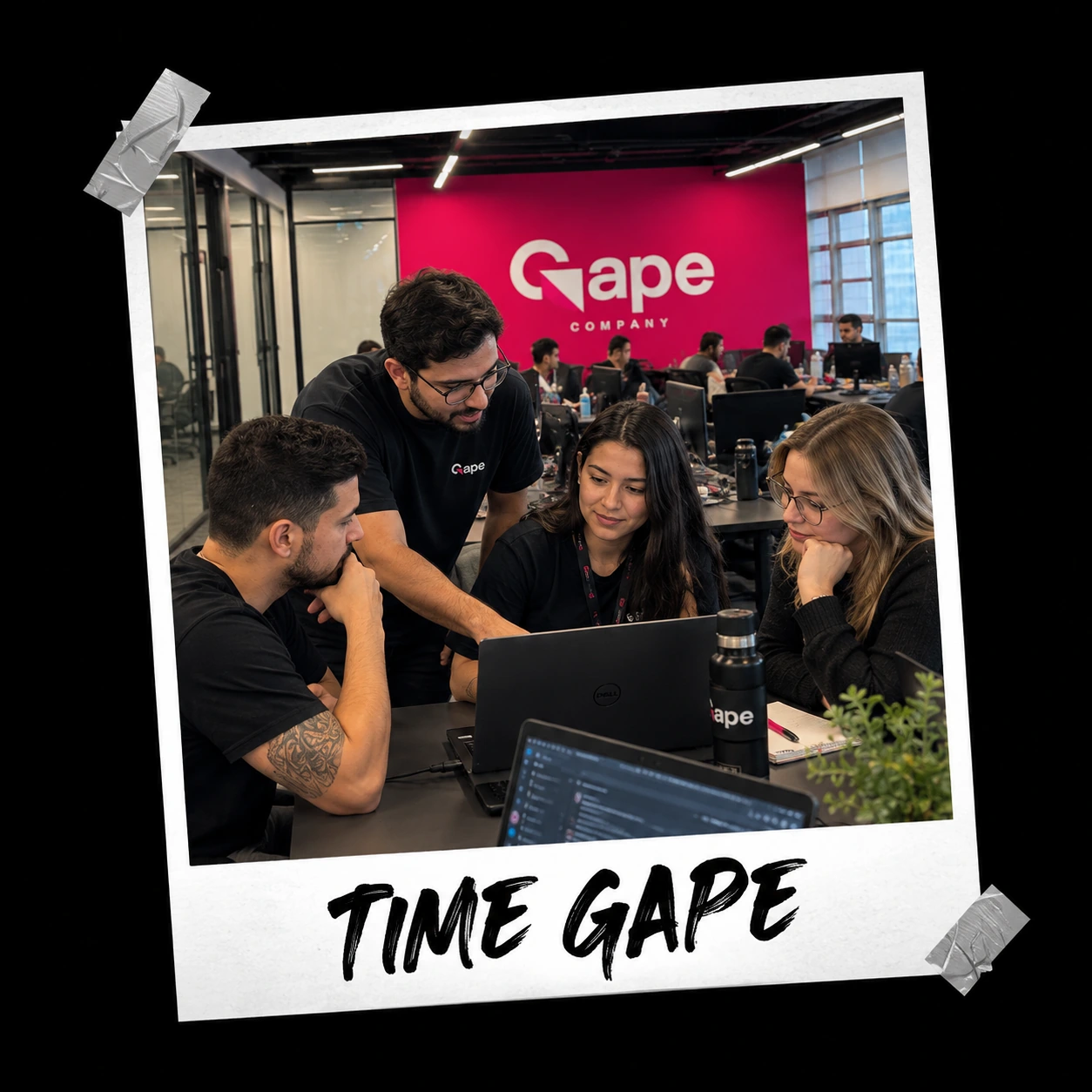 Time Gape: equipe reunida em torno de um notebook, em uma foto com moldura e fitas